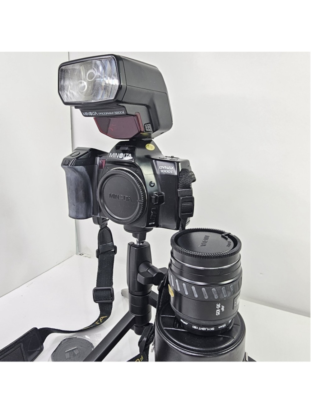 Minolta Dynax 7000i 35mm Camera, 35-105mm lens, Program 3200i Flash, UNTESTED